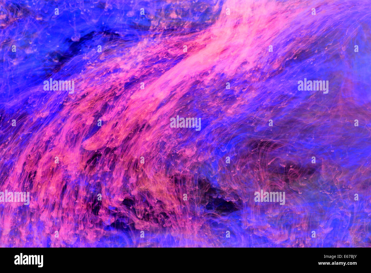 Resumen antecedentes con vibrantes colores flotante cadenas en ambiente subacuático Foto de stock