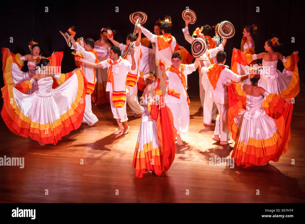 Cumbia dance fotografías e imágenes de alta resolución - Alamy