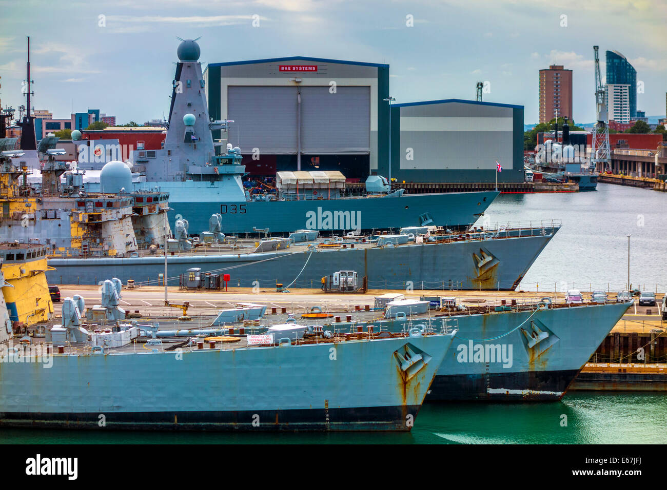 Muelles y Portsmouth Harbour y buques de guerra de la Marina Real, Foto de stock