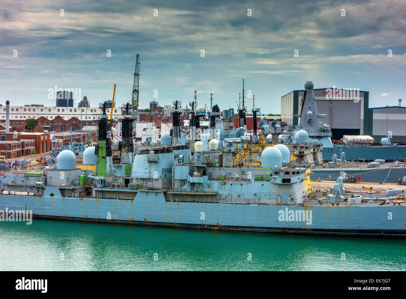 Muelles y Portsmouth Harbour y buques de guerra de la Marina Real, Foto de stock