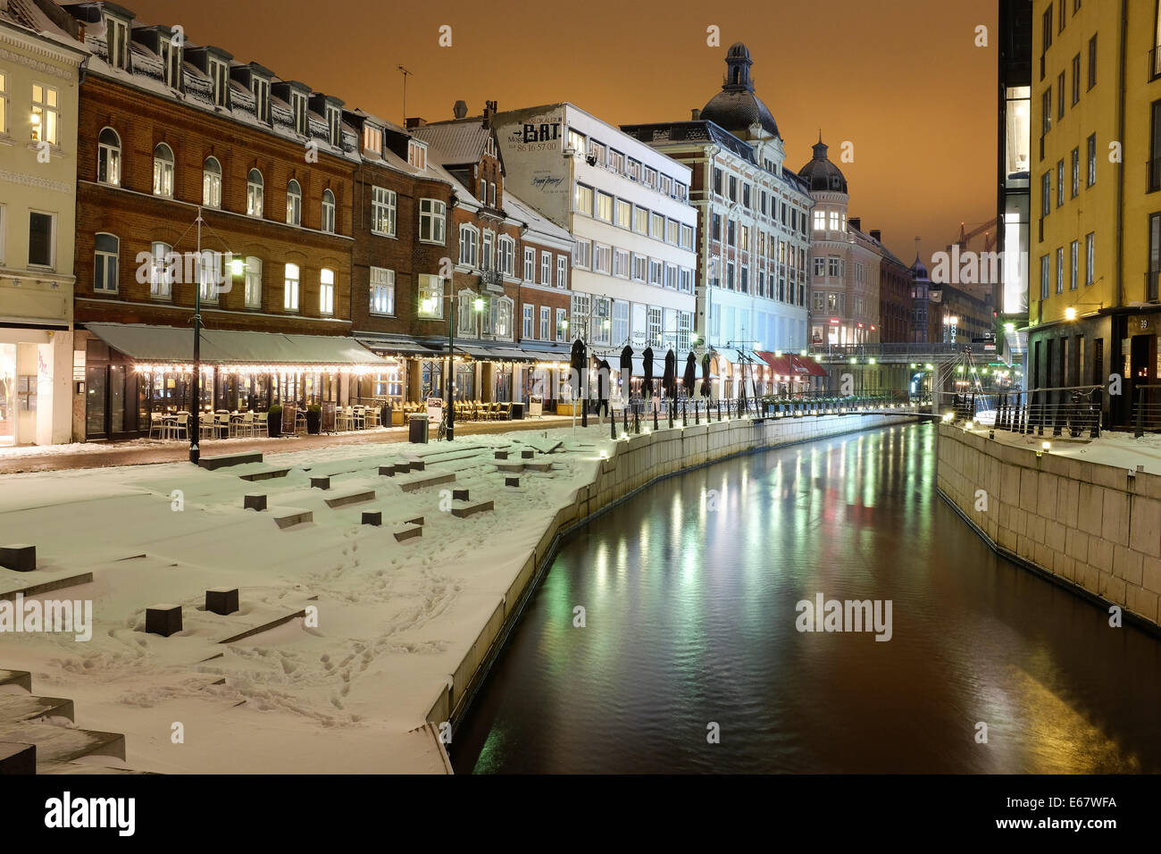 Canal de agua, cubierto con nieve, en el centro de la ciudad de Aarhus, Dinamarca, Europa Foto de stock