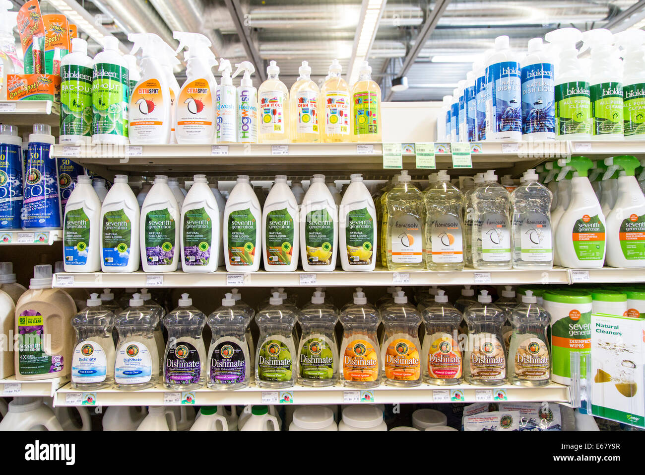 Una pantalla de limpieza natural los productos en los estantes de una  tienda de alimentos naturales Fotografía de stock - Alamy