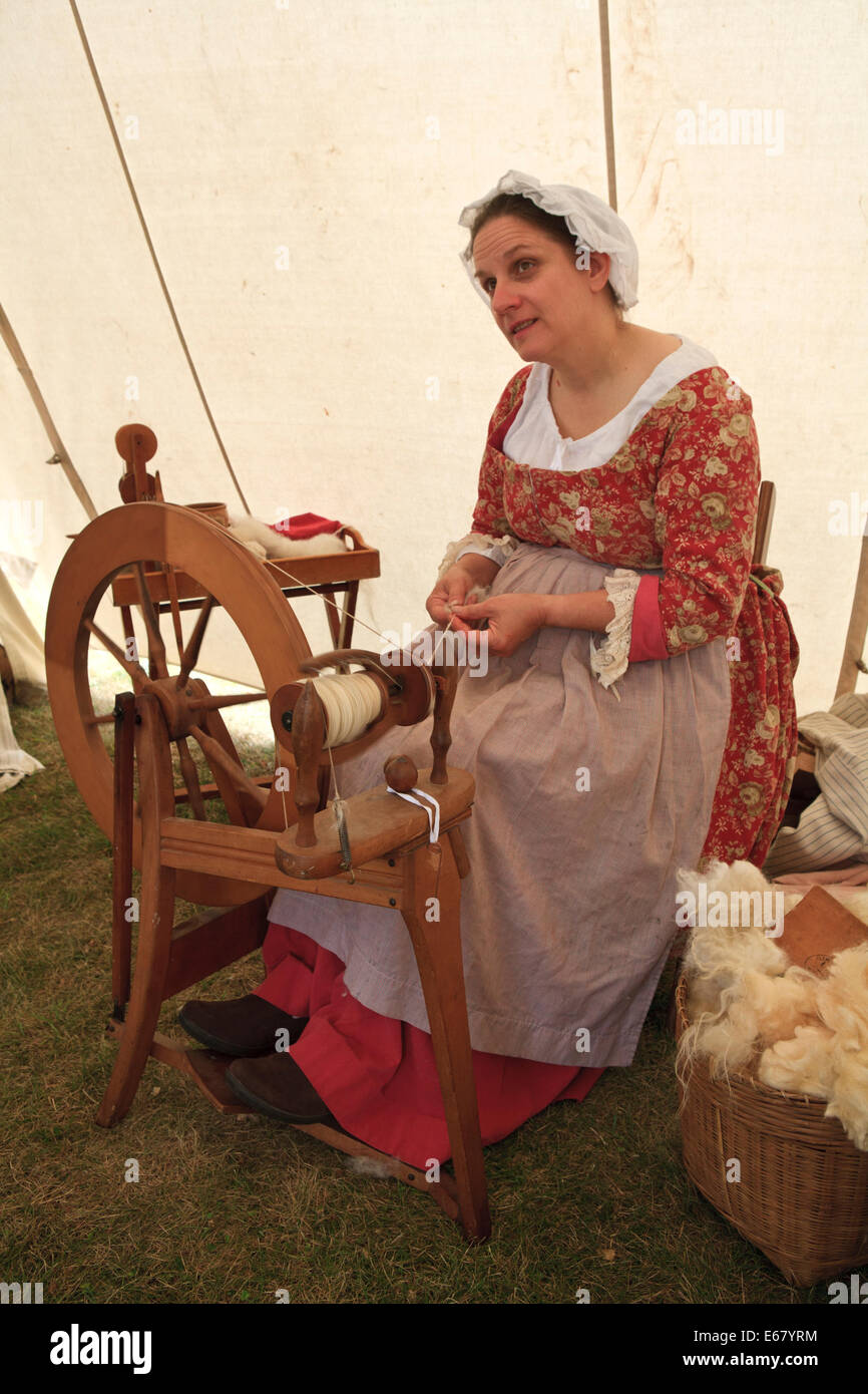Mujer hilando lana usando técnicas tradicionales. Foto de stock