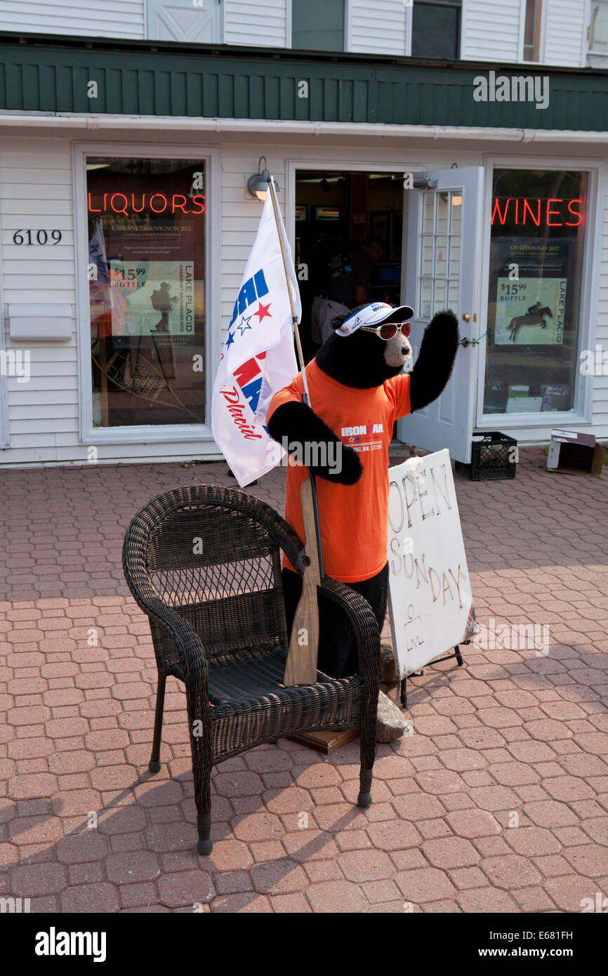 Oso de peluche gigante para atraer a los clientes de una tienda de licor en Lake Placid, Nueva York. Foto de stock