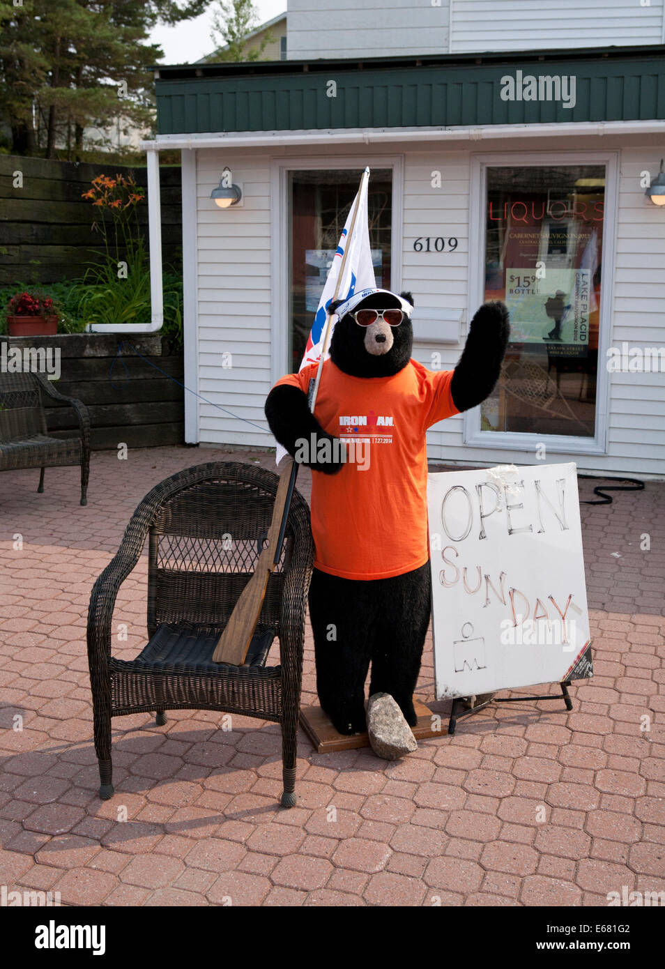 Oso de peluche gigante para atraer a los clientes de una tienda de licor en Lake Placid, Nueva York. Foto de stock