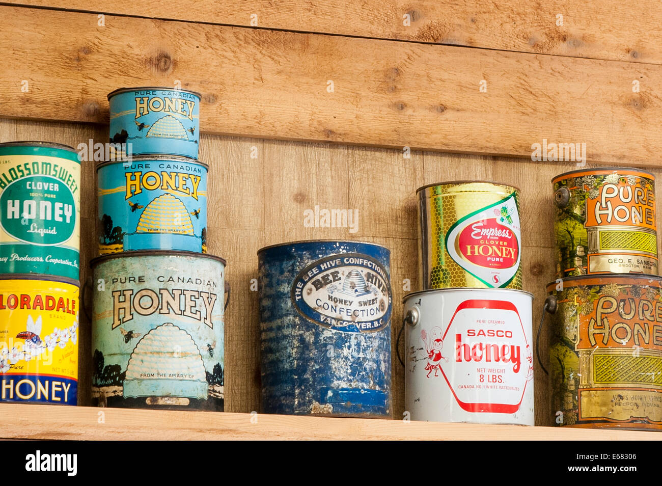 Antique vintage viejas latas de miel en el valle del río Chilliwack Chilliwack, Honey Farm, British Columbia, Canadá. Foto de stock