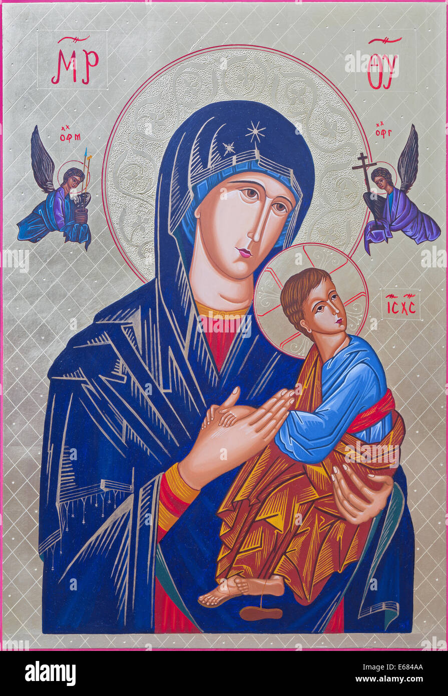 ROZNAVA, Eslovaquia - Julio 21, 2014: El icono de la Virgen con el niño por Peter Nedoroscik 2004. Foto de stock