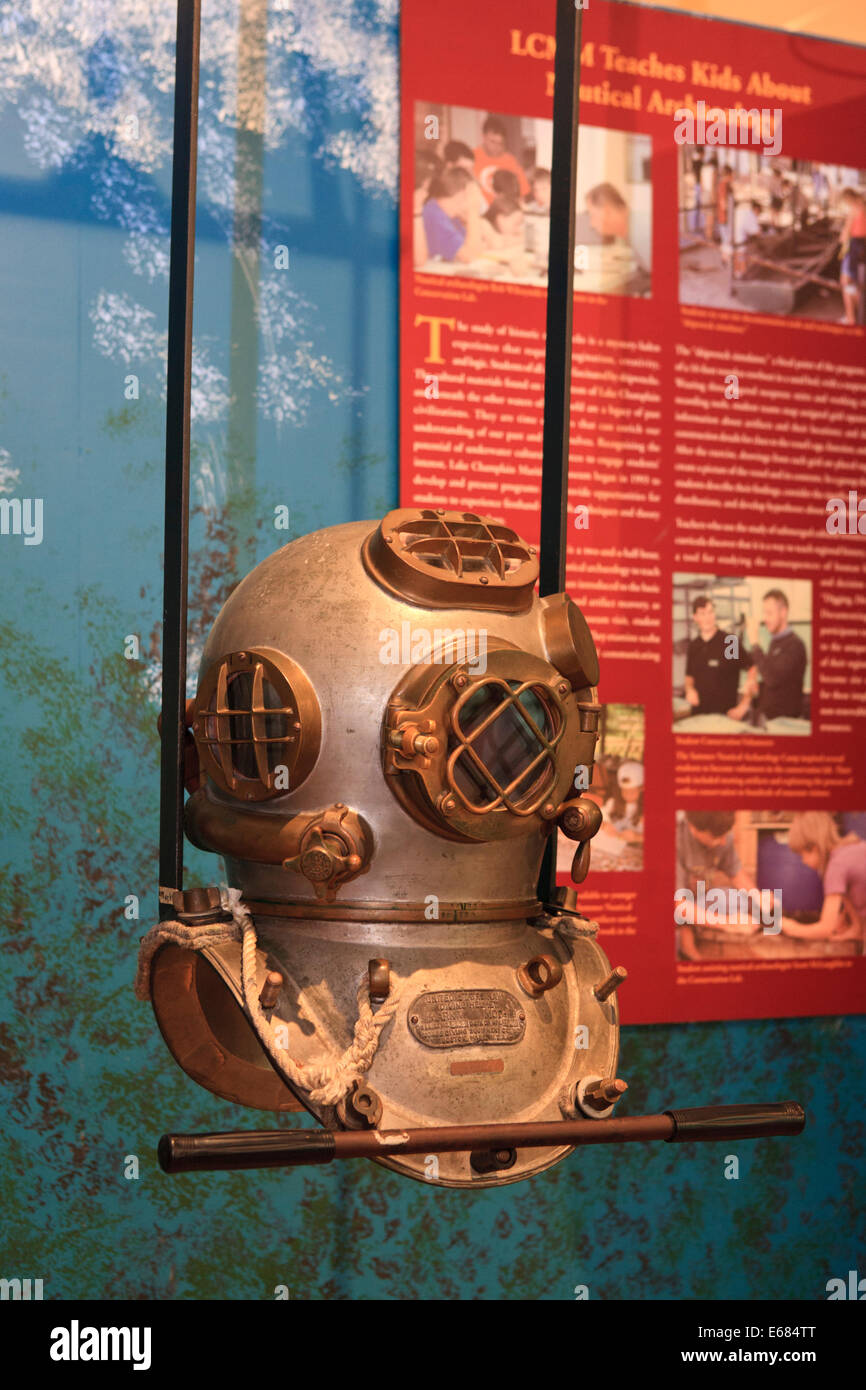 Casco de buceo en mar profundo en la exhibición en el lago Champlain Maritime Museum. Foto de stock