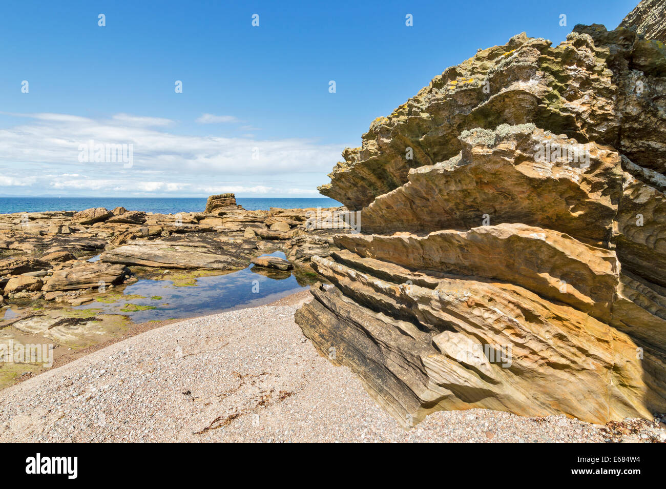 Las rocas de piedra arenisca tallada en la playa cerca de HOPEMAN en la costa escocesa de Moray. Foto de stock