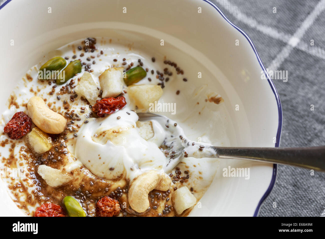 Desayuno saludable con yogur griego, caña de azúcar, frutos secos y semillas de chia Foto de stock