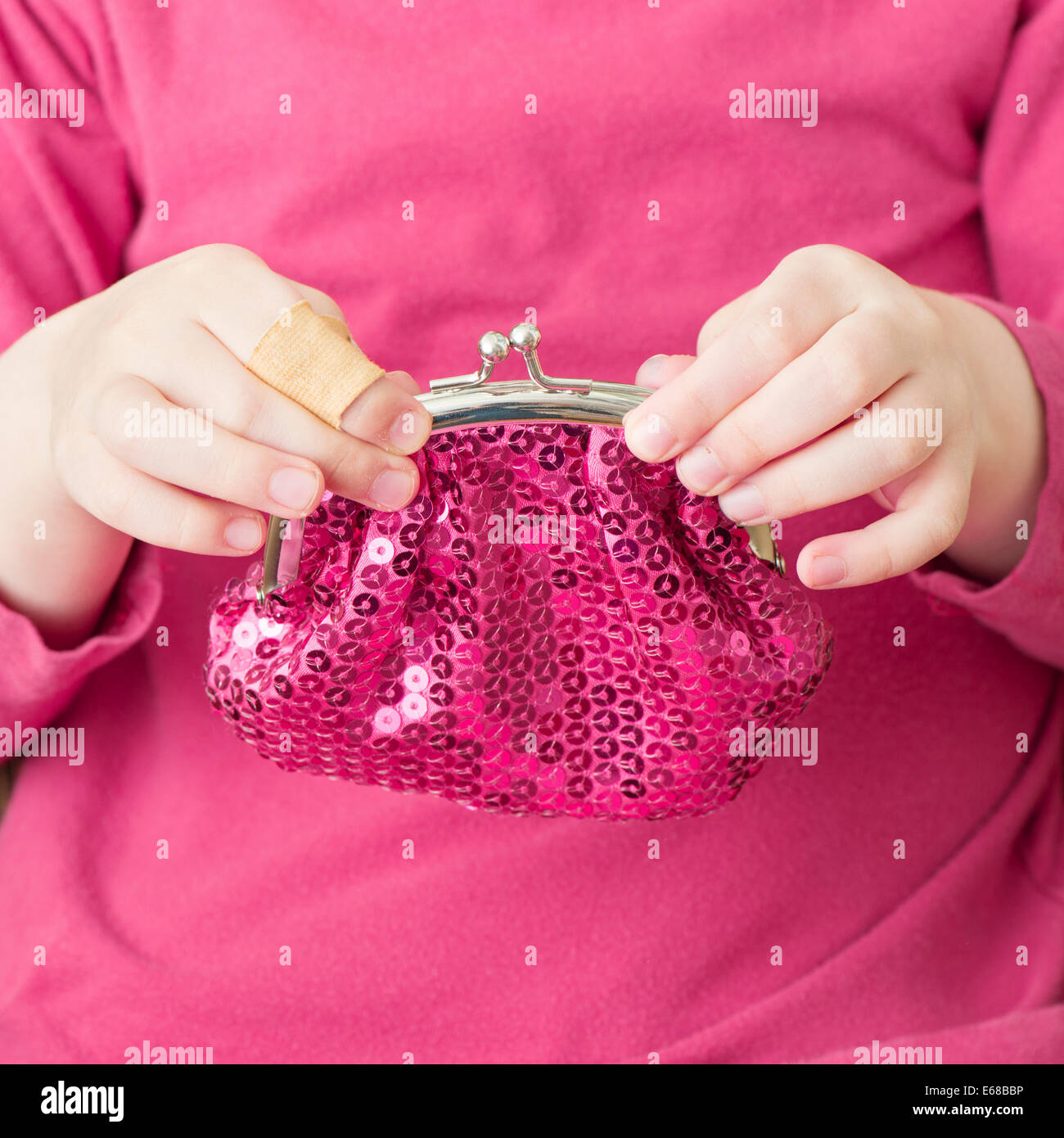 La mano de la ni a la celebraci n rosa monedero Fotograf a de