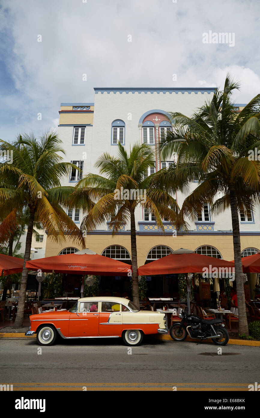 Coches americanos clásicos de South Beach sobre Ocean Drive de Miami en Florida, EE.UU. Foto de stock