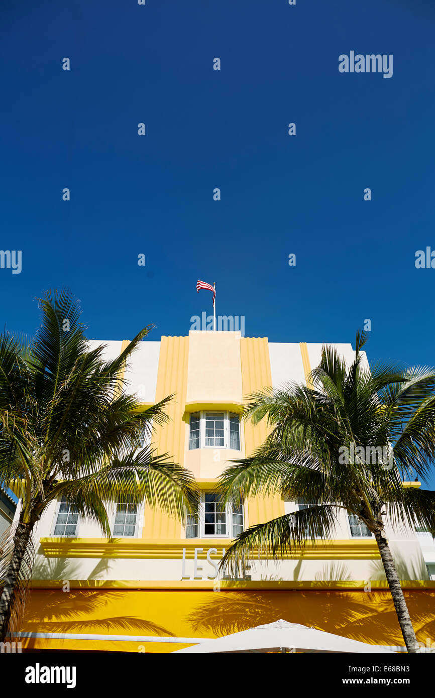 Ocean Drive South Beach en Miami Florida USA, Leslie un amarillo art deco hotel y restaurante que enarbolan pabellón Foto de stock