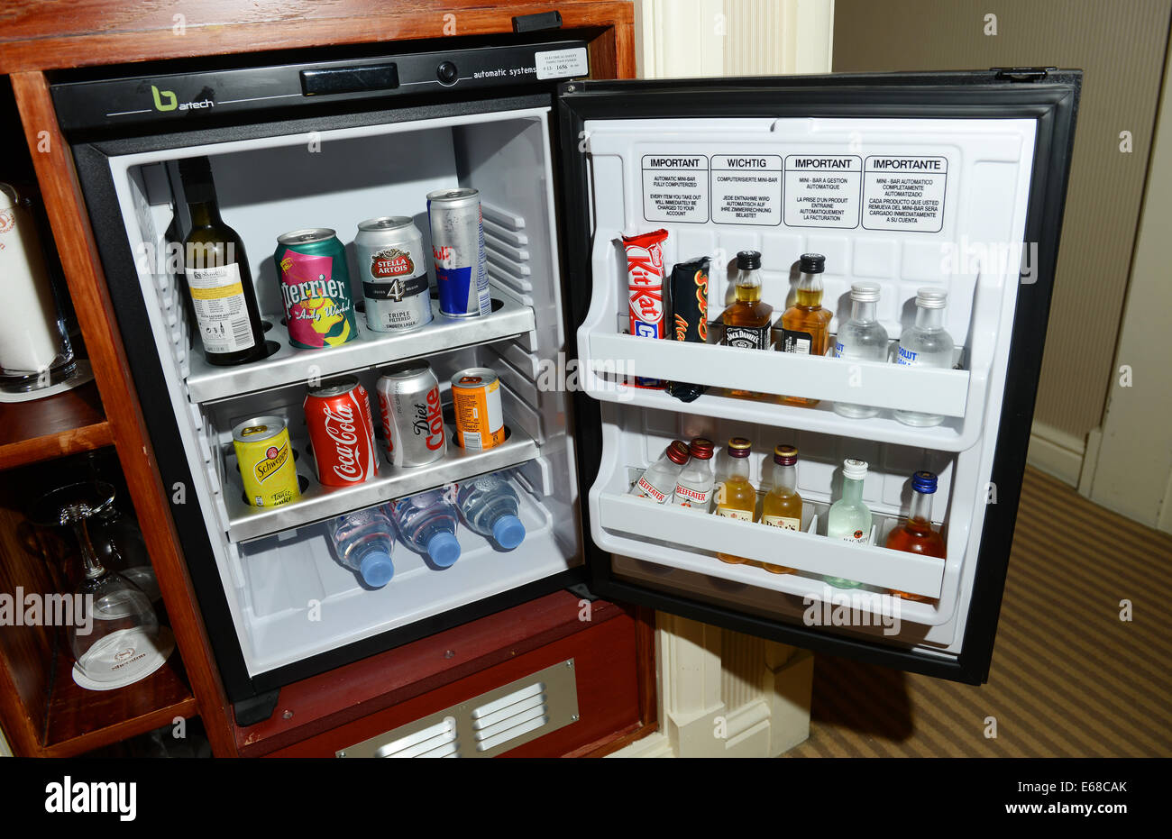 Mini bar fridge fotografías e imágenes de alta resolución - Alamy