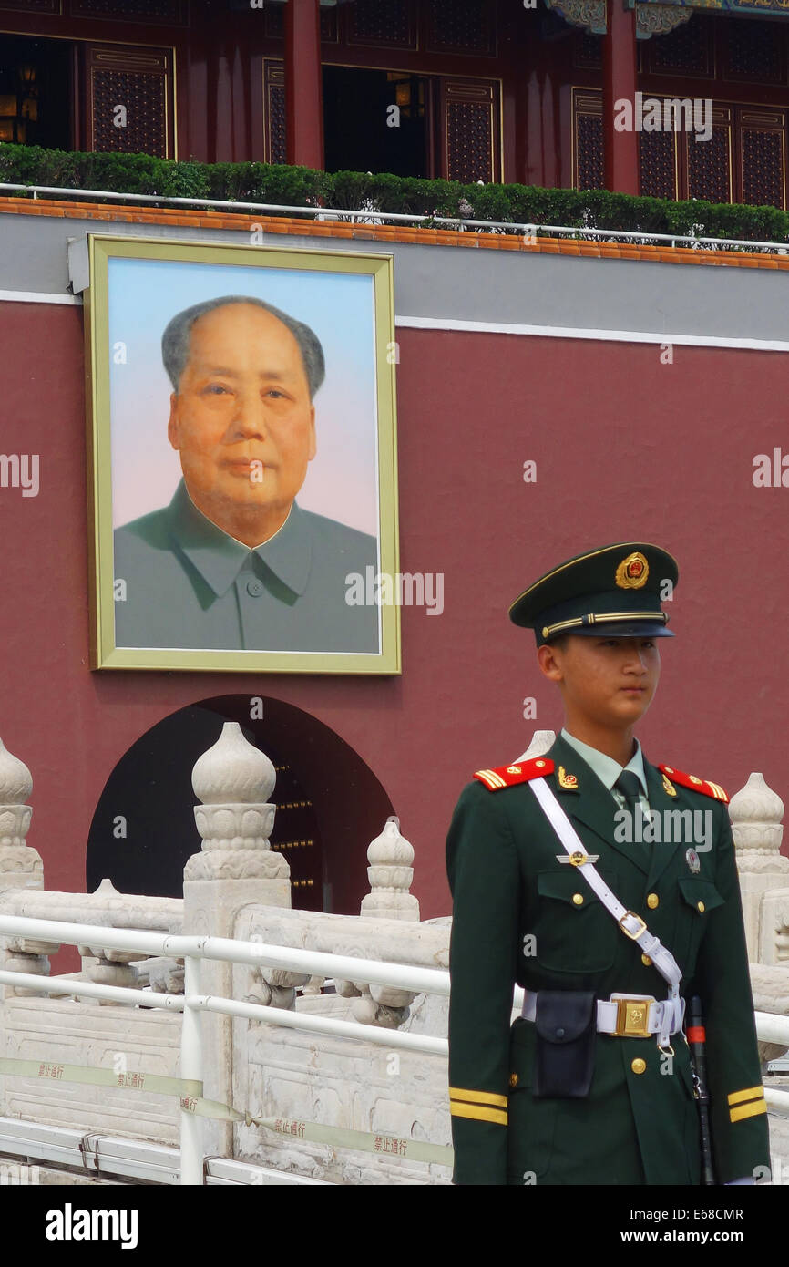 La Ciudad Prohibida, el retrato del presidente Mao con el soldado, la Ciudad Prohibida, Beijing, República Popular de China, Asia Foto de stock