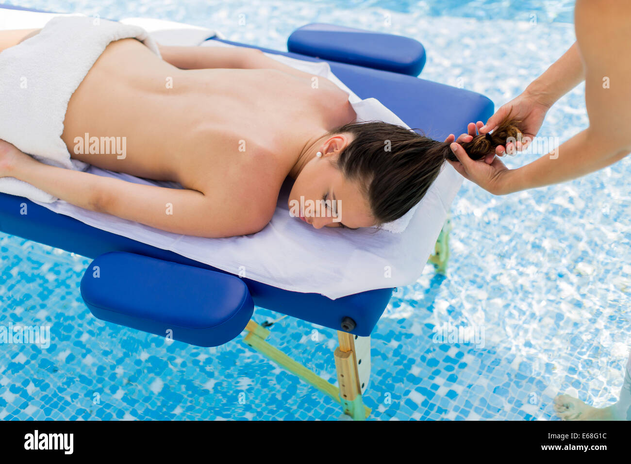 Bastante joven con un masaje Foto de stock