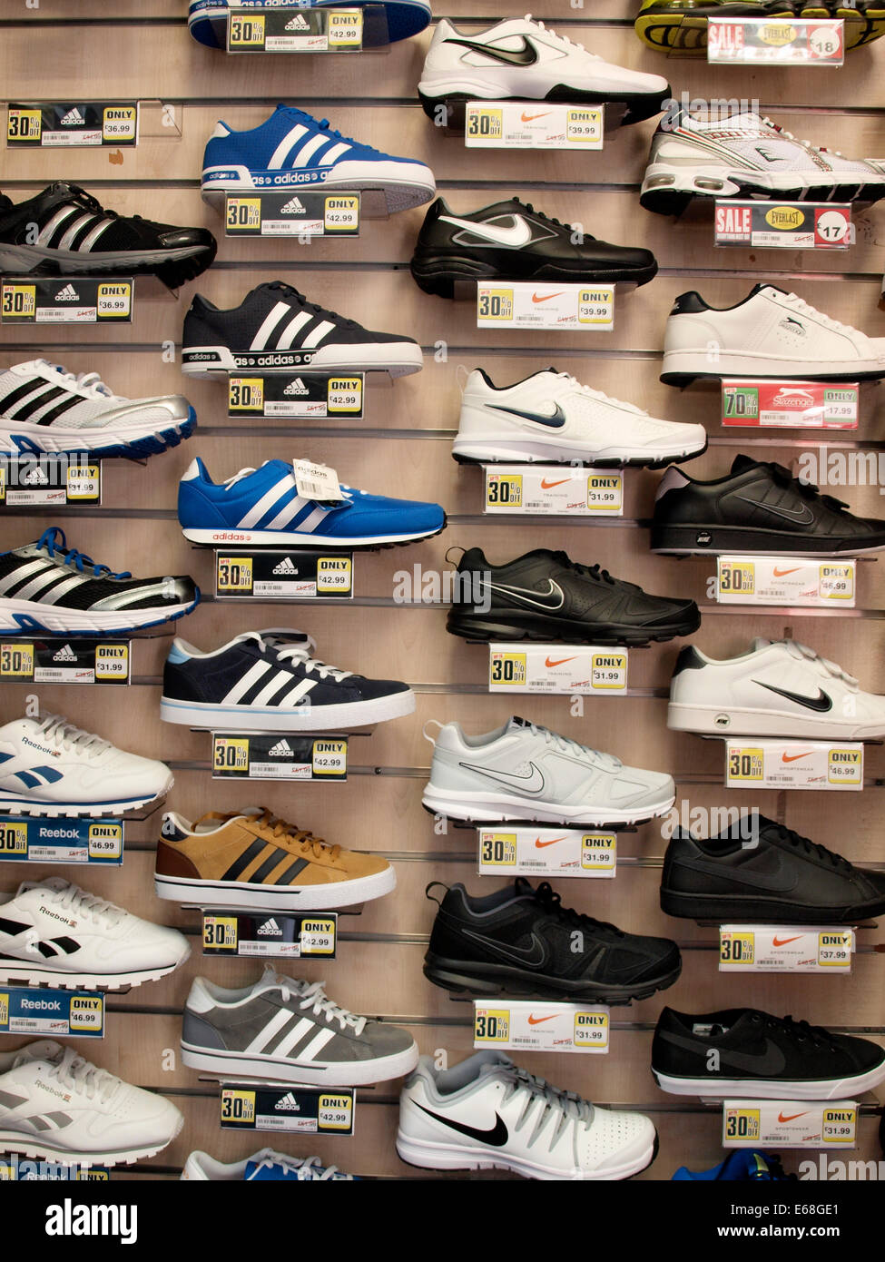 Zapatillas Adidas Precio Fotos e Imágenes de stock - Alamy