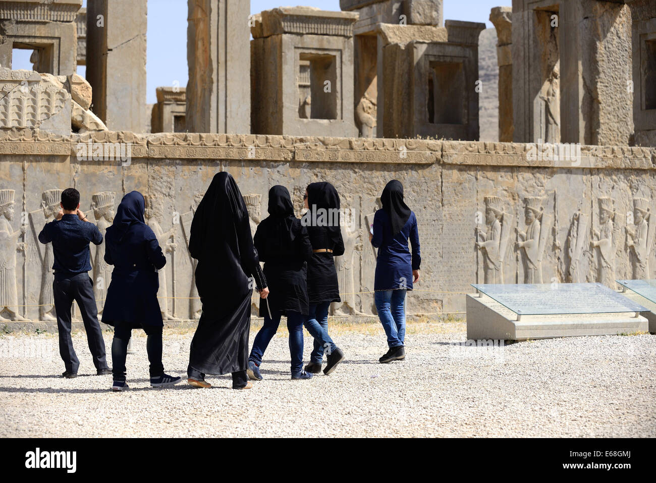 Un grupo de turistas iraníes están visitando la antigua Persépolis sitio arqueológico en Persépolis, Irán. Foto de stock