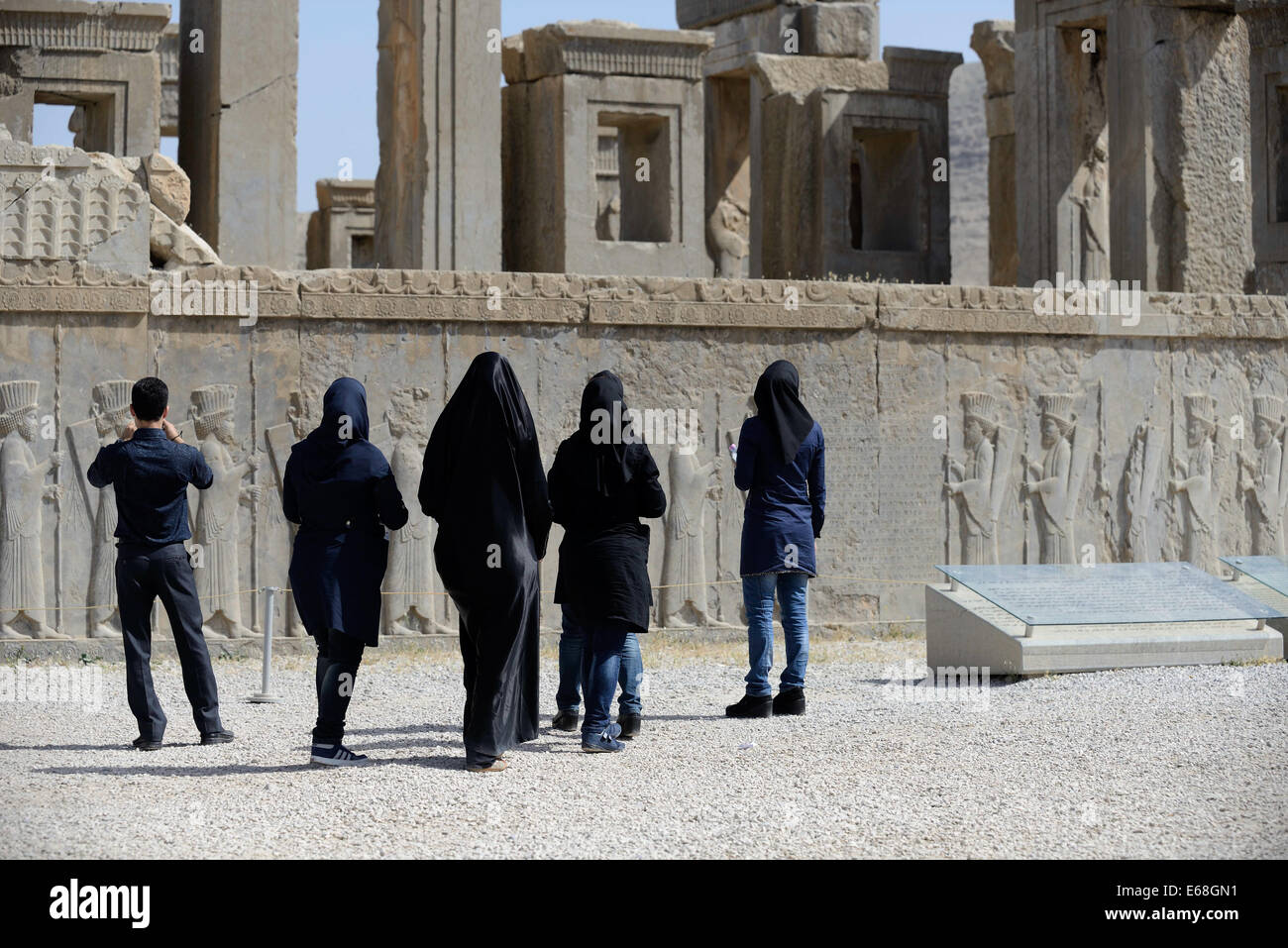 Un grupo de turistas iraníes están visitando la antigua Persépolis sitio arqueológico en Persépolis, Irán. Foto de stock