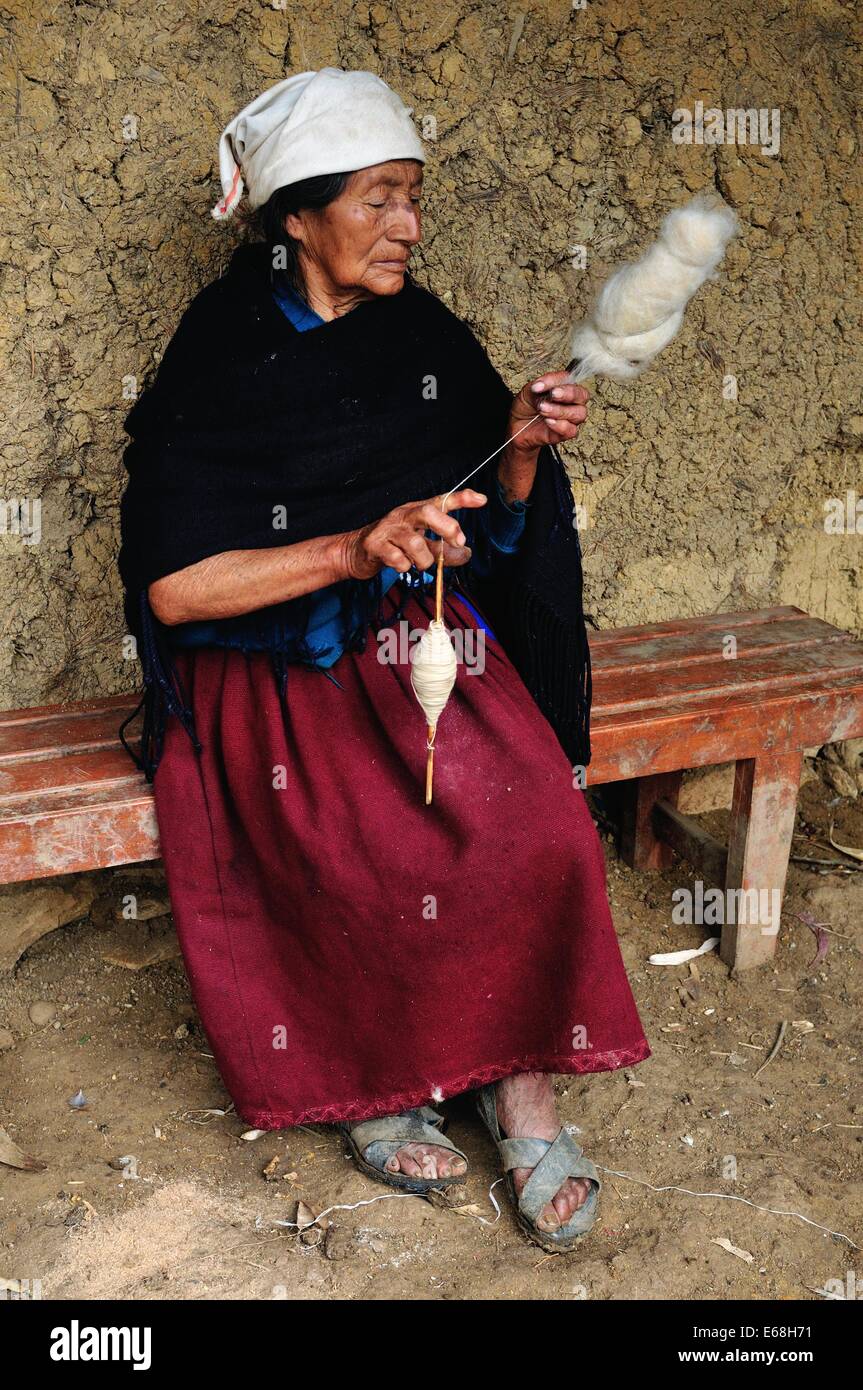 Mujer Peruana hilando lana Fotografía de stock - Alamy