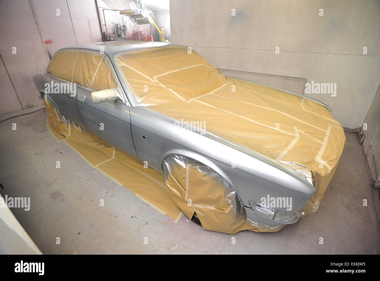 Reparación de automóviles y restauración - automóvil Jaguar enmascarado  para pintar con papel marrón y cinta de enmascarar, untar de plata aplicada  Fotografía de stock - Alamy