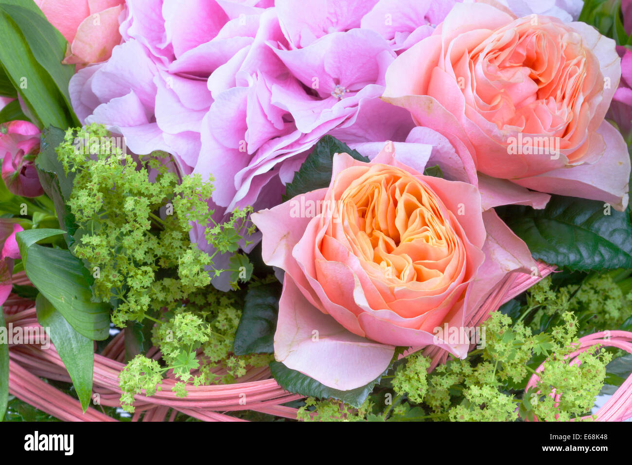 Increíble ramo de flores con rosas y alstroemeria Foto de stock