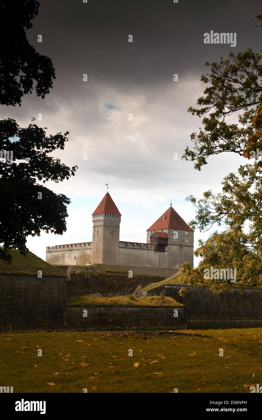 Kuressaare castillo medieval místico en otoño Foto de stock