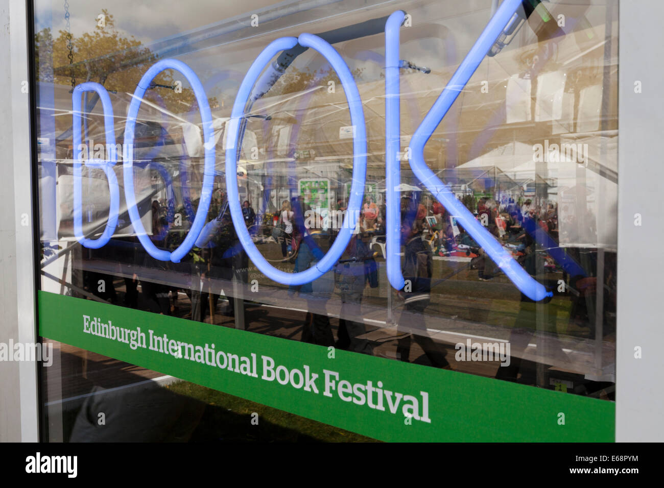 Edimburgo, Escocia, Reino Unido. 18 Aug, 2014. Los visitantes se reflejan en la ventana librería disfrutar de sol en el Edinburgh International Book Festival 2014. Edimburgo, Escocia. El 18 de agosto de 2014 Credit: Gary DOAK/Alamy Live News Foto de stock