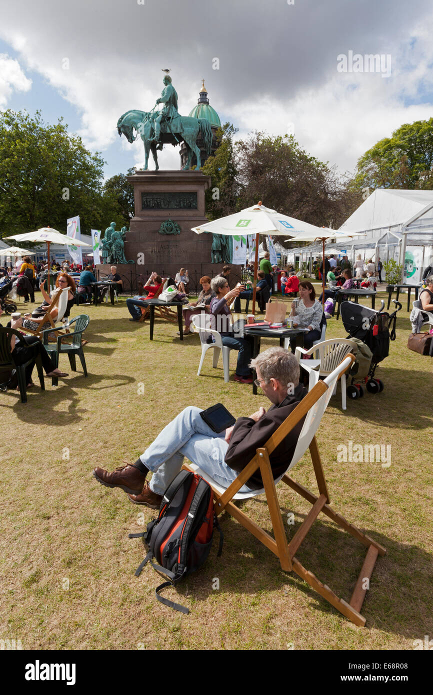 Edimburgo, Escocia, Reino Unido. 18 Aug, 2014. Los visitantes algunos sol en el Edinburgh International Book Festival 2014. Edimburgo, Escocia. El 18 de agosto de 2014 Credit: Gary DOAK/Alamy Live News Foto de stock
