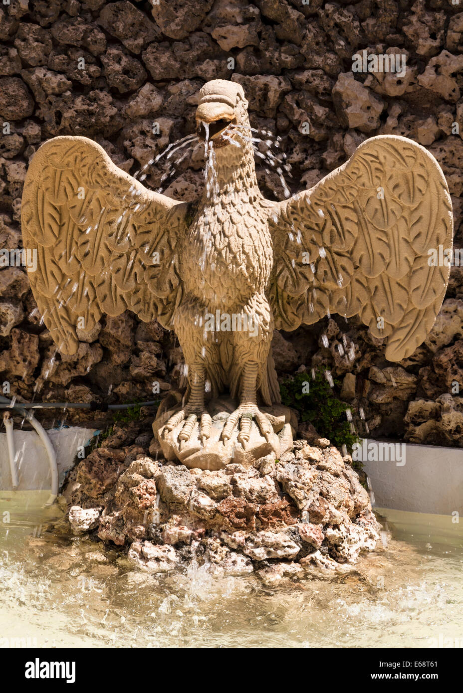 Detalle de una cabeza de fuente de aves rapaces, patio jardín, Grandmaster's Palace, La Valetta, Malta. Foto de stock