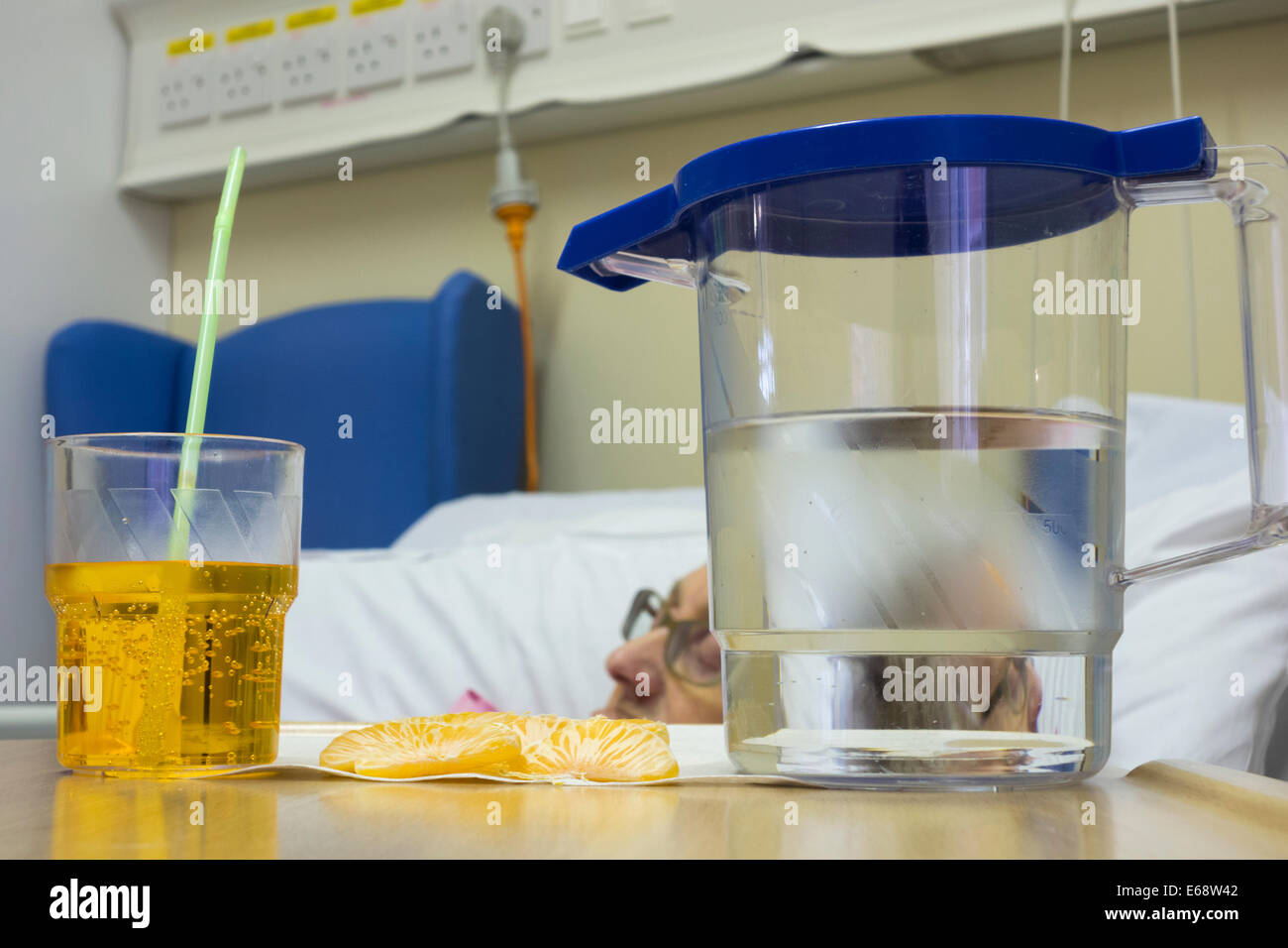 Un paciente anciano en su 90 en el hospital del NHS en Inglaterra, Reino Unido. Foto de stock