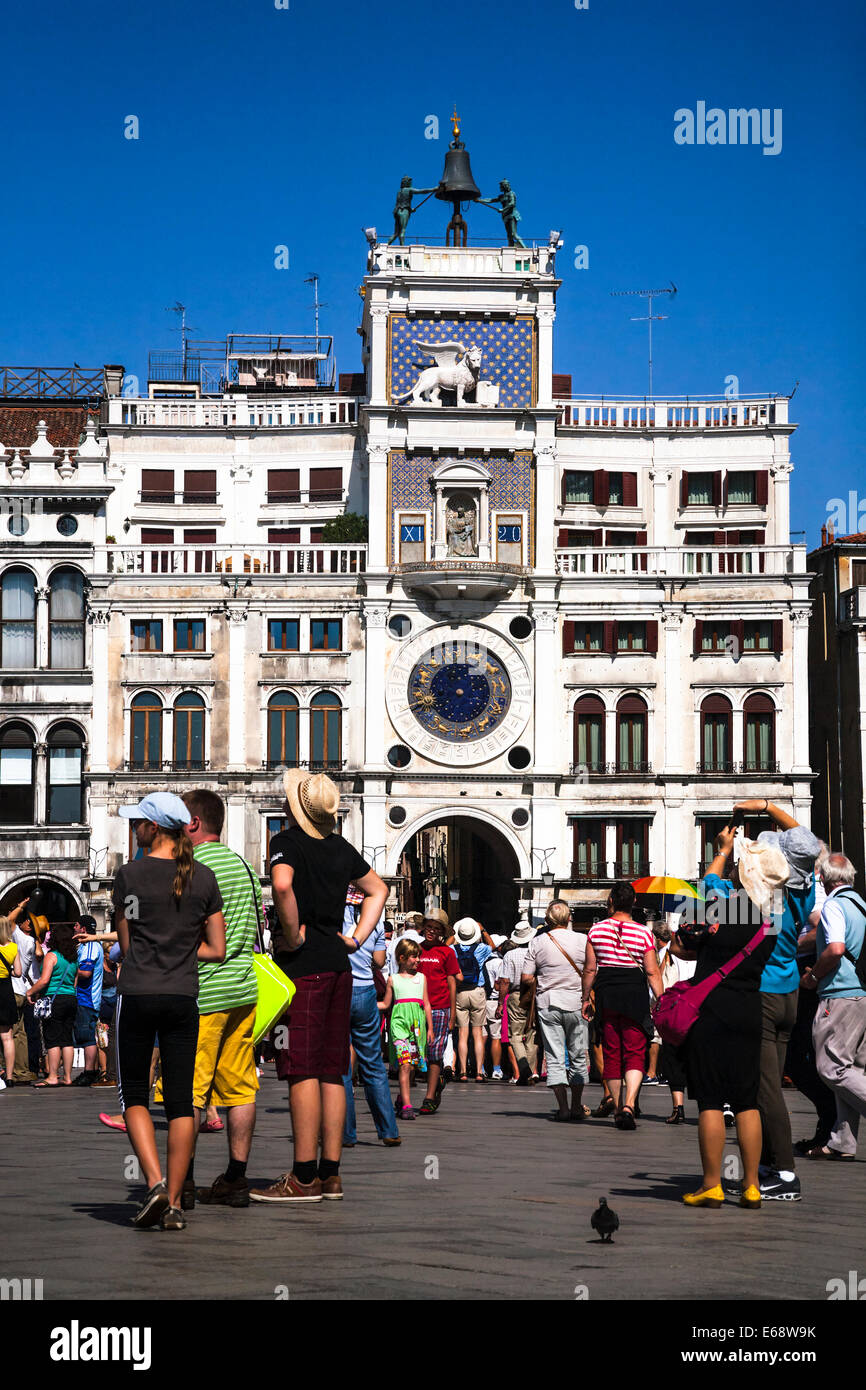 Los turistas en la Torre dell'Orologio reloj astronómico, la Plaza de San Marcos (Piazza San Marco), Venecia, Véneto, Italia Foto de stock
