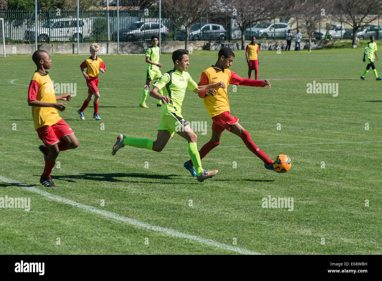 Partido de fútbol de menores de 15 equipos de jóvenes, Cape Town, Sudáfrica Foto de stock