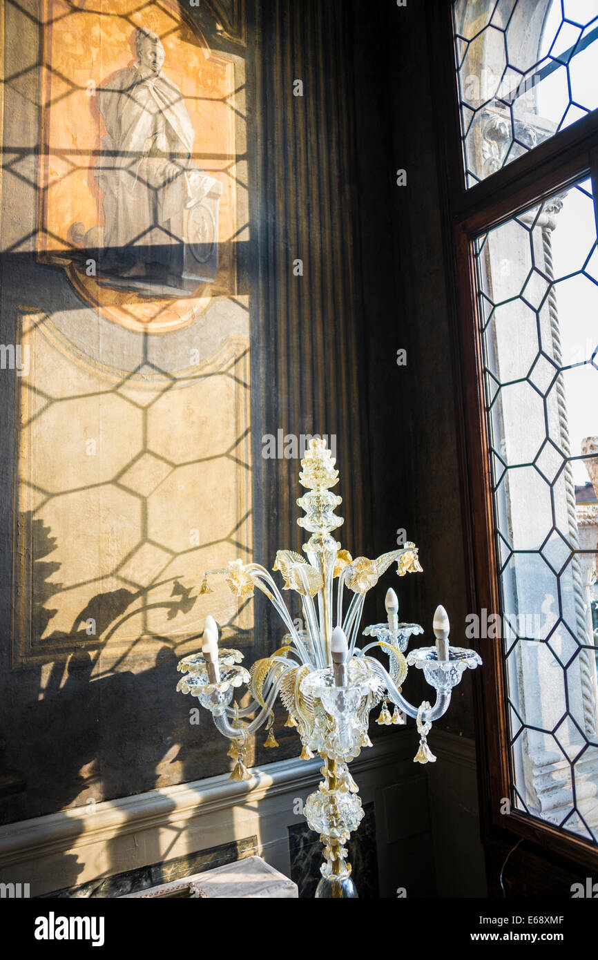 Montaje de Vidrio veneciano proyecta su sombra de la pared de un plazzo