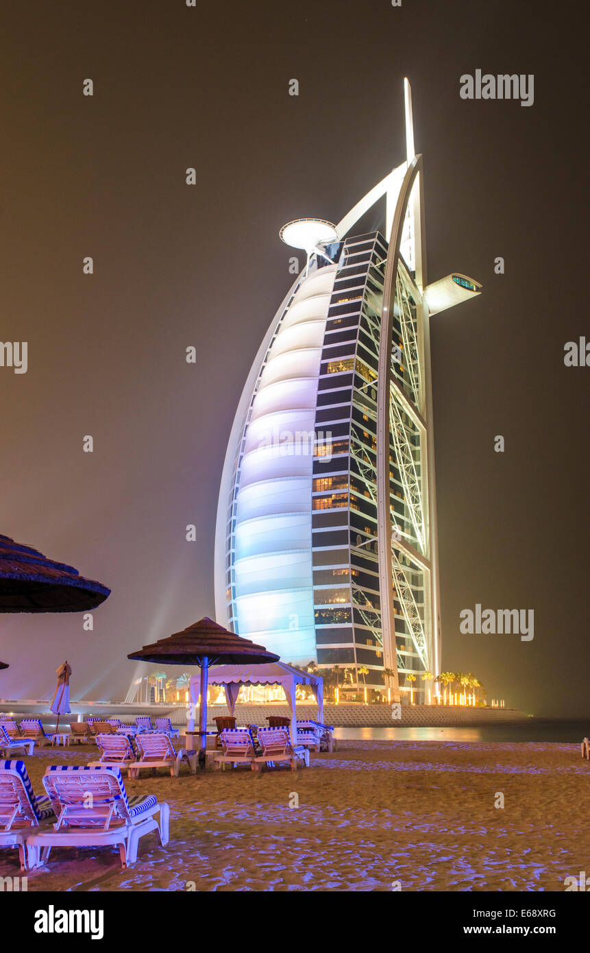 Levántate Industrializar pierna La forma de vela Burj Al Arab Hotel iluminado por luces de colores en la  noche skyline Dubai, Emiratos Árabes Unidos, EAU Fotografía de stock - Alamy
