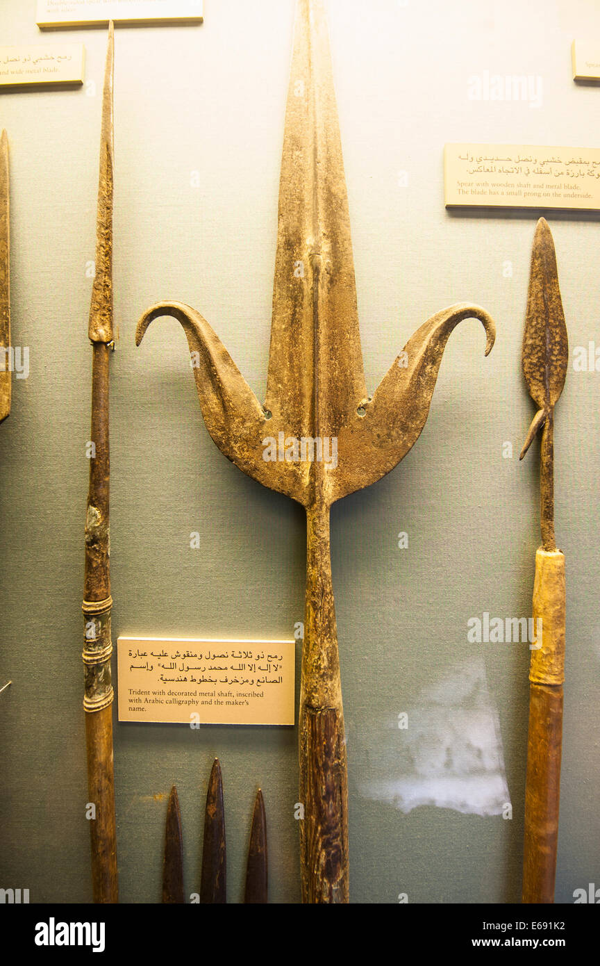 Antiguo bronce árabe lanza spears artefactos y armas en el Museo de Dubai, Dubai, Emiratos Árabes Unidos, EAU. Foto de stock