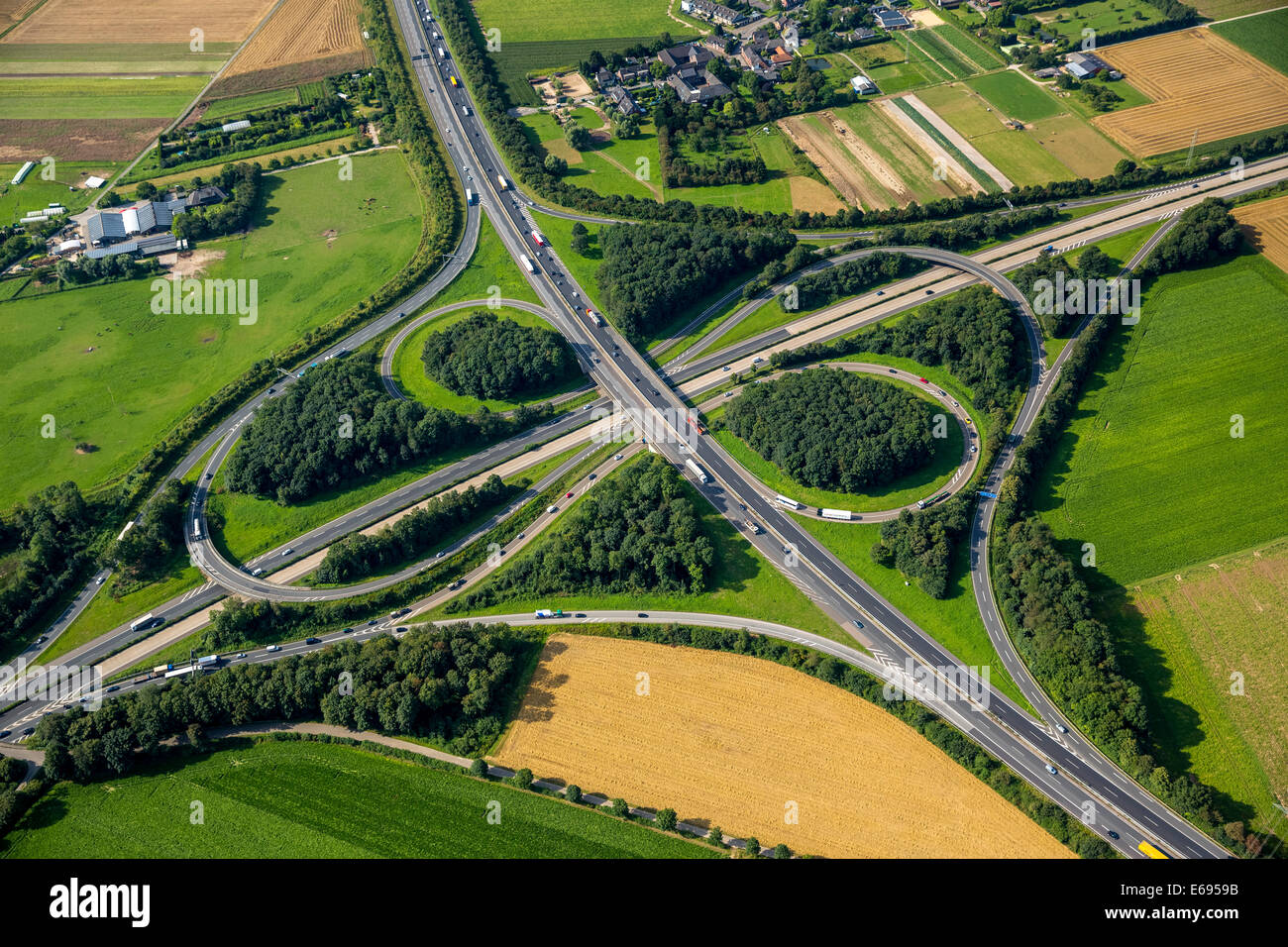 Vista aérea de Mönchengladbach, autopistas, cruce de la A61 y la A52 en las autopistas, en forma de trébol, Mönchengladbach Foto de stock