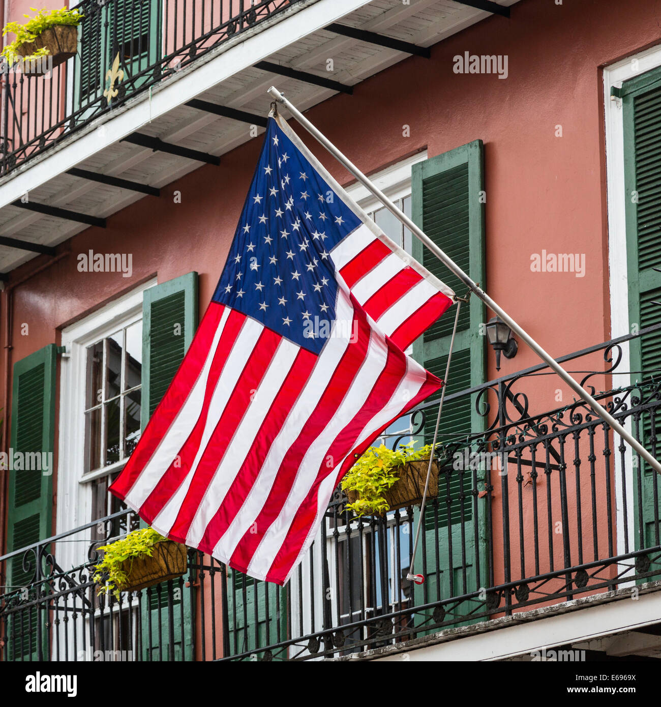 Bandera Americana fuera de una casa histórica en el Barrio Francés de Nueva Orleans, Luisiana, Estados Unidos Foto de stock
