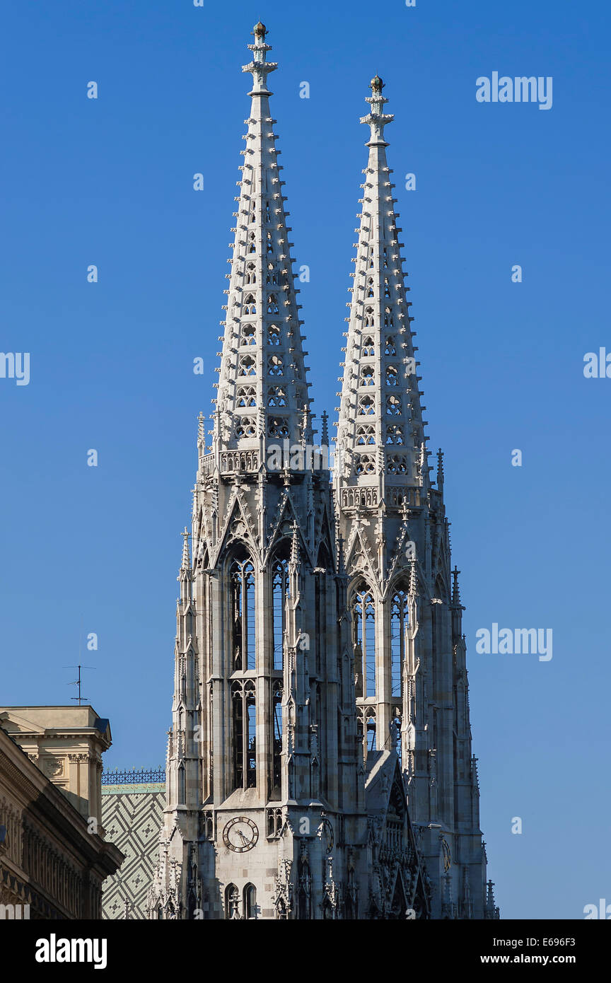 Torres de la iglesia votiva, inaugurado en 1879, Alsergrund, Vienna, Viena, Austria Foto de stock