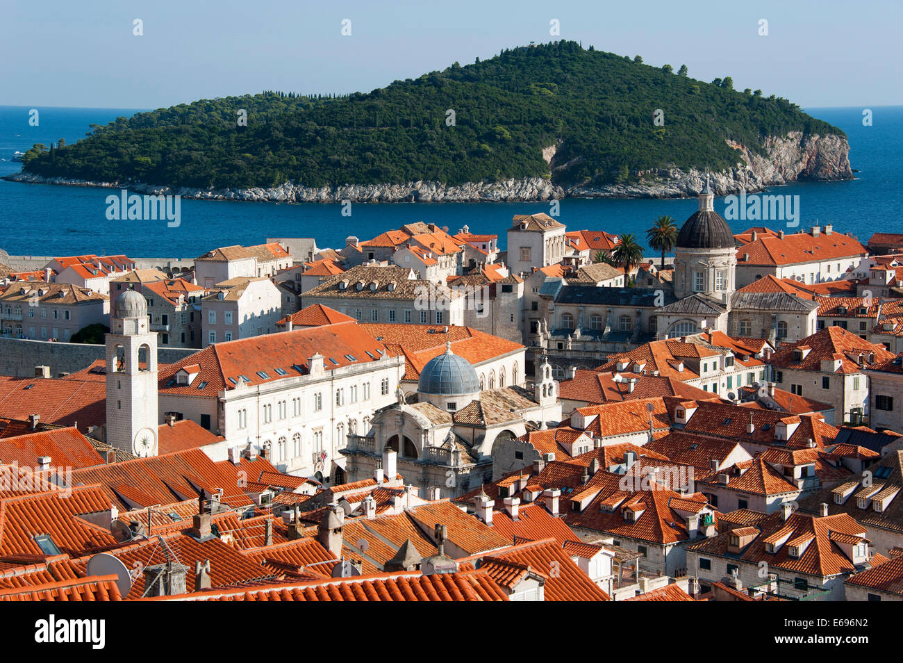Vista desde la muralla de la ciudad, en el centro histórico de la ciudad hacia la isla de Lokrum, Dubrovnik, Dalmacia, Croacia Foto de stock