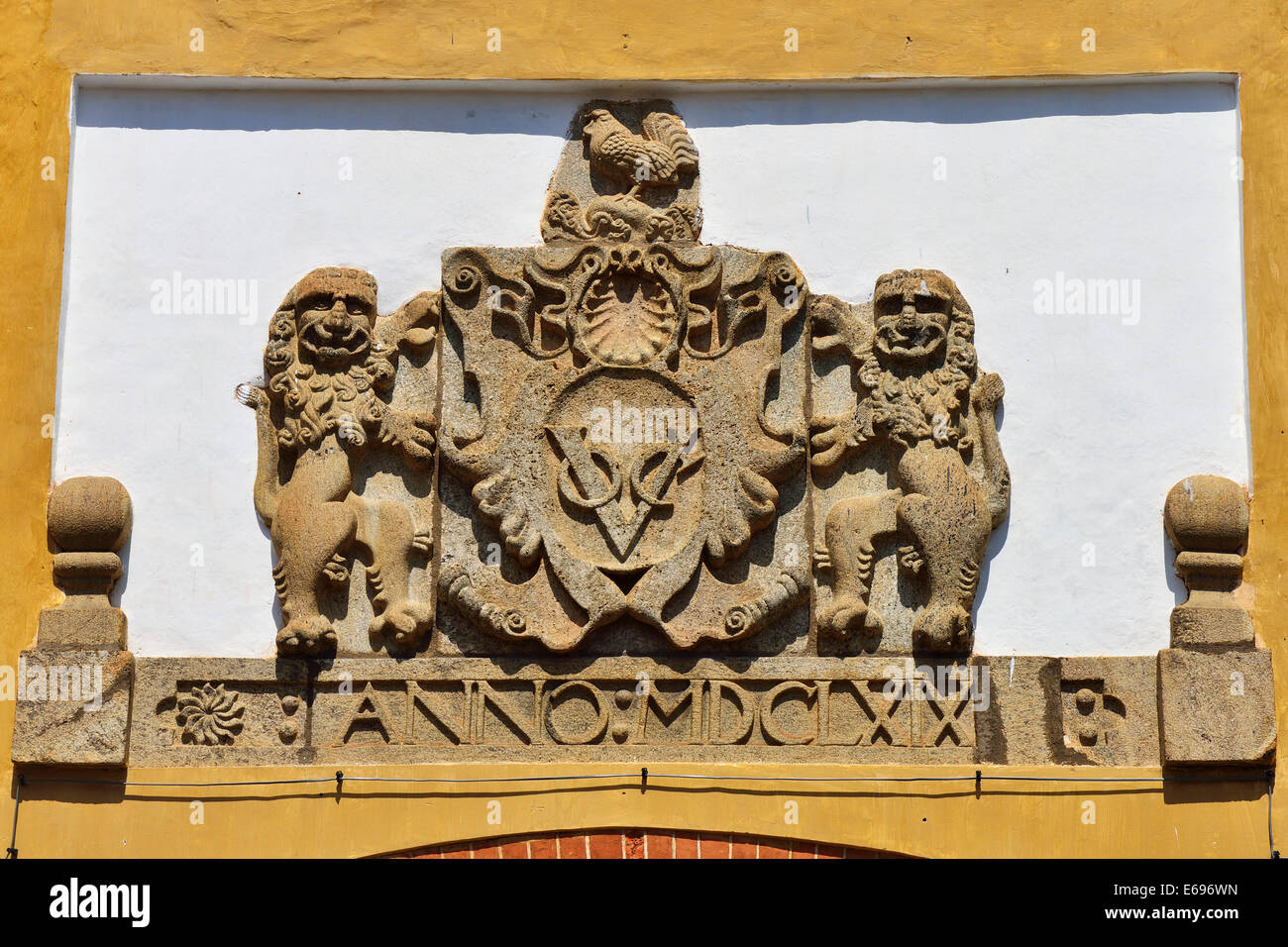 El escudo de armas de la Dutch East India Company por encima de la puerta portuguesa, Sitio del Patrimonio Mundial de la UNESCO, Galle Fort, Galle Foto de stock