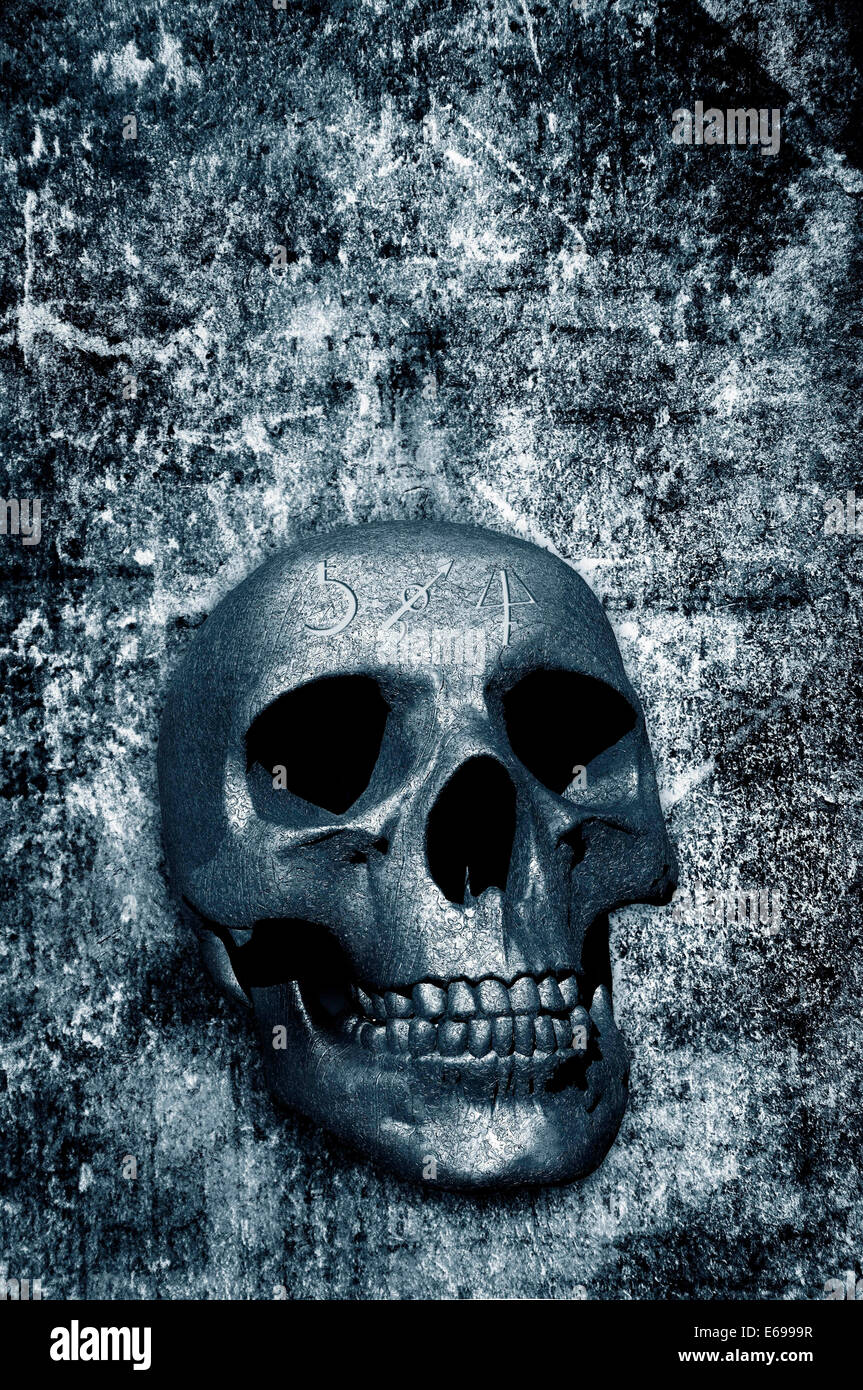 Cráneo en 3D con símbolos mágicos sobre un fondo grunge Foto de stock