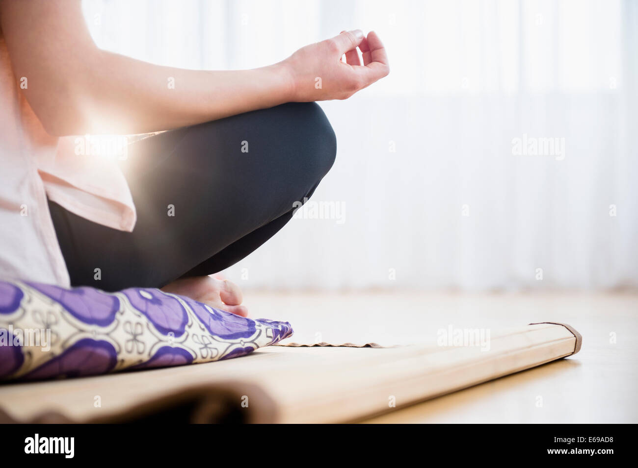 Mujer caucásica meditando sobre la estera del yoga Foto de stock