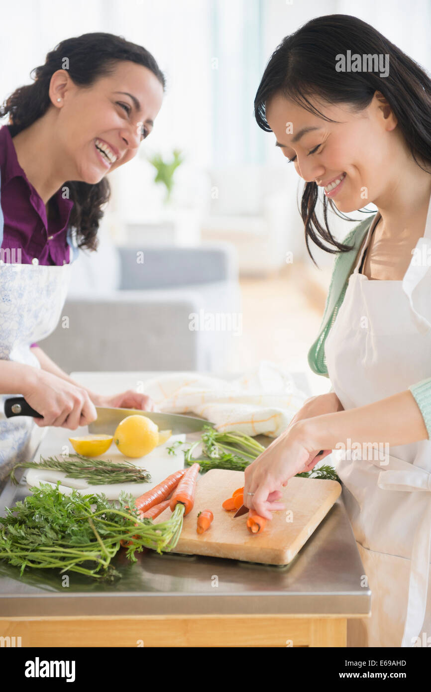 Las mujeres picar las verduras juntos Foto de stock