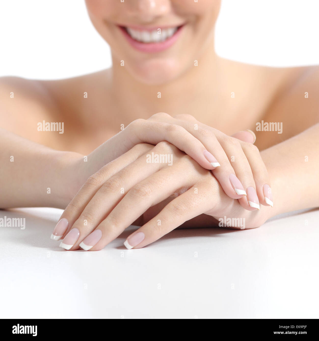 Bella mujer manos con uñas manicura francesa perfecta aislado sobre un fondo blanco. Foto de stock