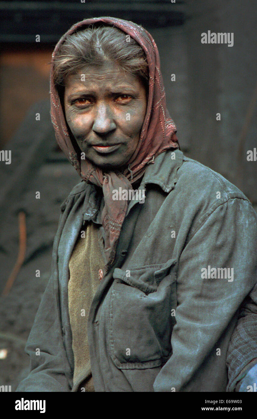 Una trabajadora en la fábrica de negro de carbón en la pequeña ciudad industrial de Copsa Mica, Transilvania cubiertos de polvo. Foto de stock