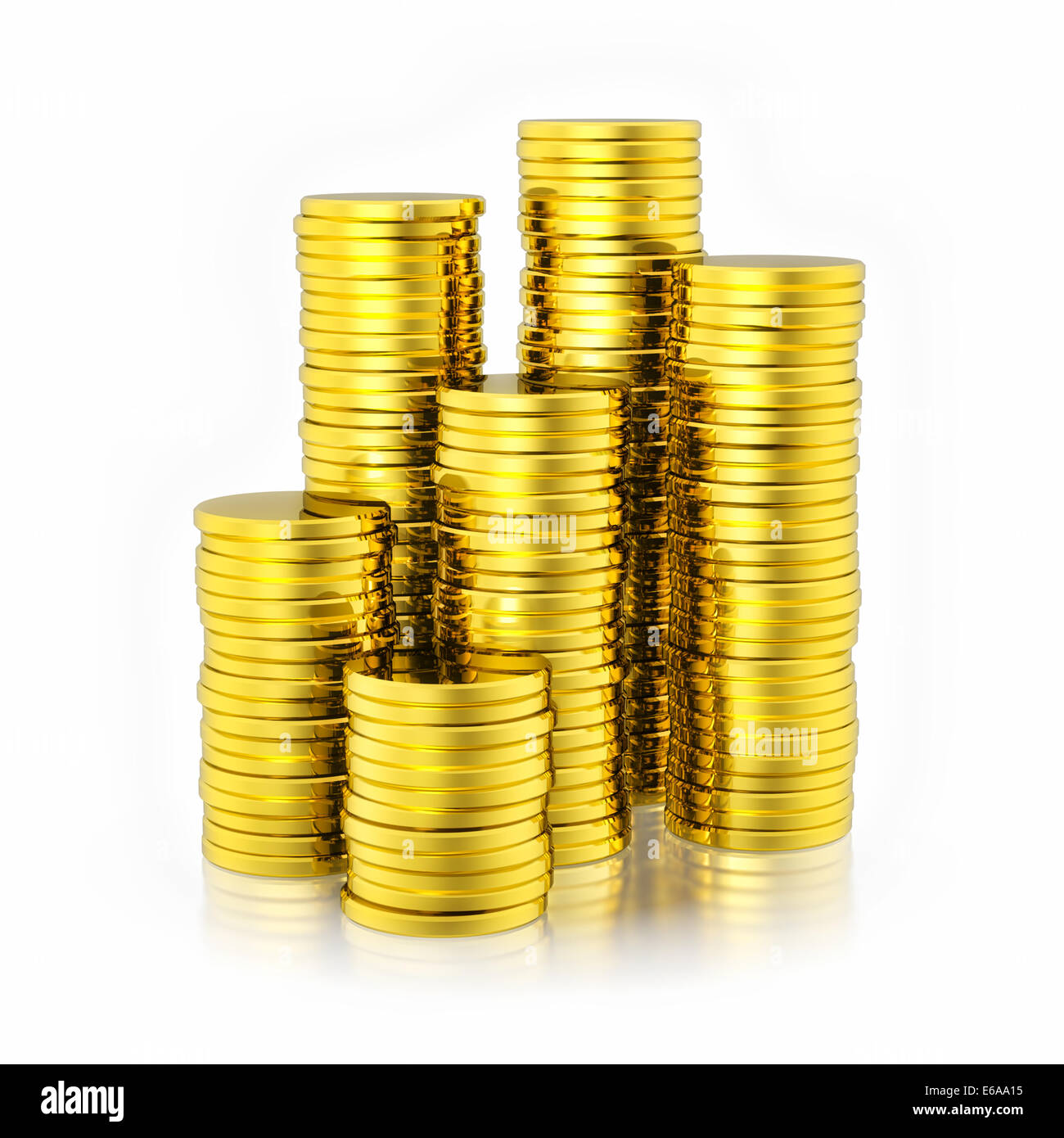 Pila de monedas de oro - aisladas sobre fondo blanco. Foto de stock