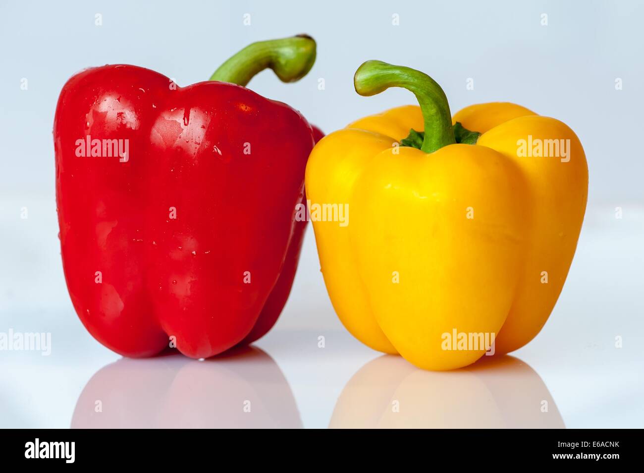 Pimentón rojo amarillo comer alimentos vegetales Foto de stock