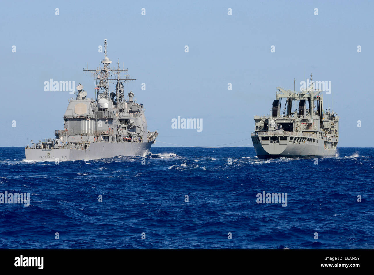 El crucero de misiles guiados USS Port Royal (CG 73), a la izquierda, se prepara para repostar en el mar con la Real Marina australiana HMAS lubricador de reaprovisionamiento multiproducto éxito (o 304) durante el borde del Pacífico (Rimpac 2014) en el Océano Pacífico el 19 de julio de 2014. RIMPAC es Foto de stock