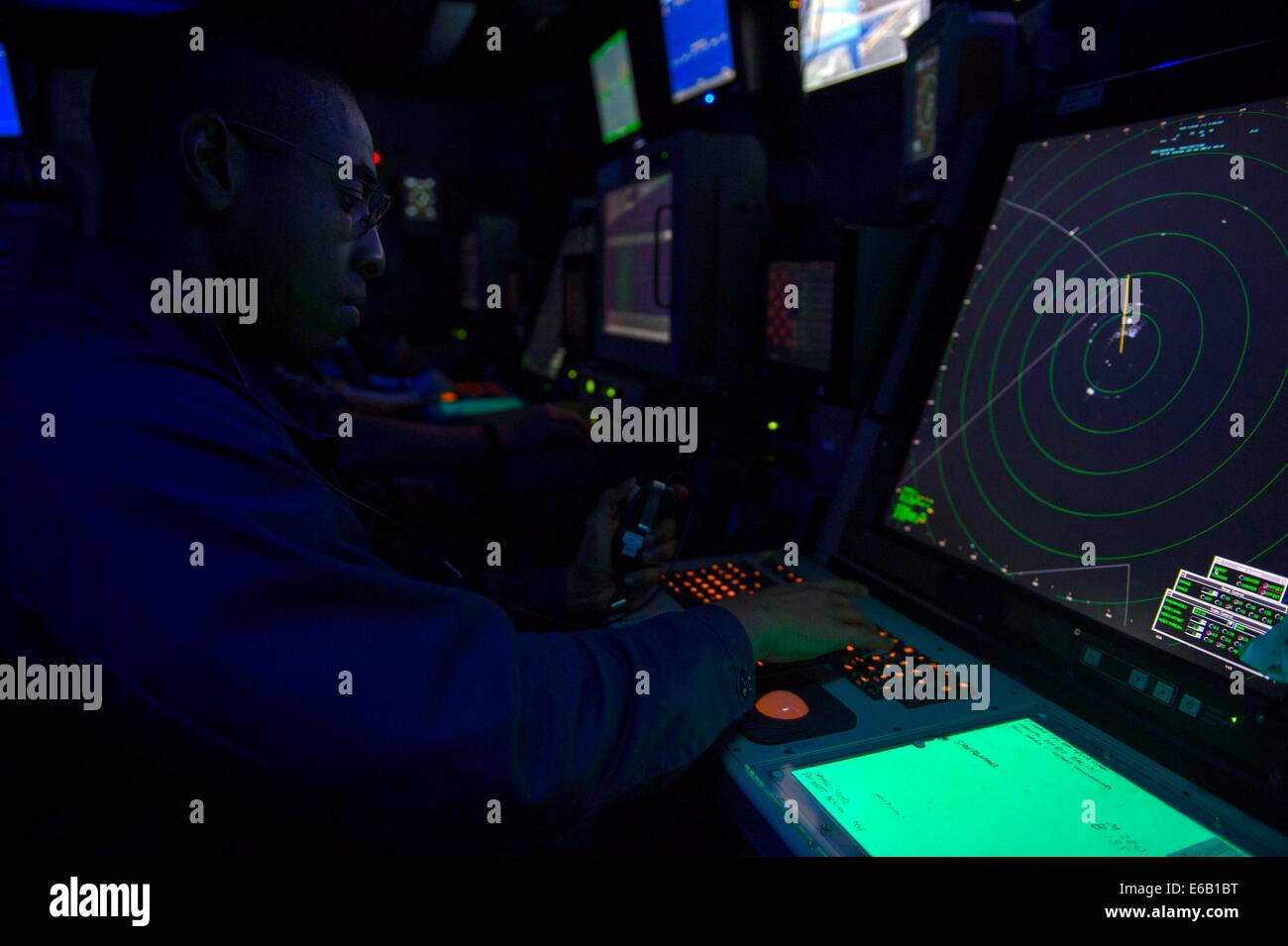 Marina de primera clase de controlador de Tránsito Aéreo Fernando Montes significa ver control de aproximación en el centro de control de tráfico aéreo de anfibio a bordo del buque de asalto anfibio de encargo USS América (LHA 6) en el Océano Atlántico, el 31 de julio de 2014. Las Américas Foto de stock